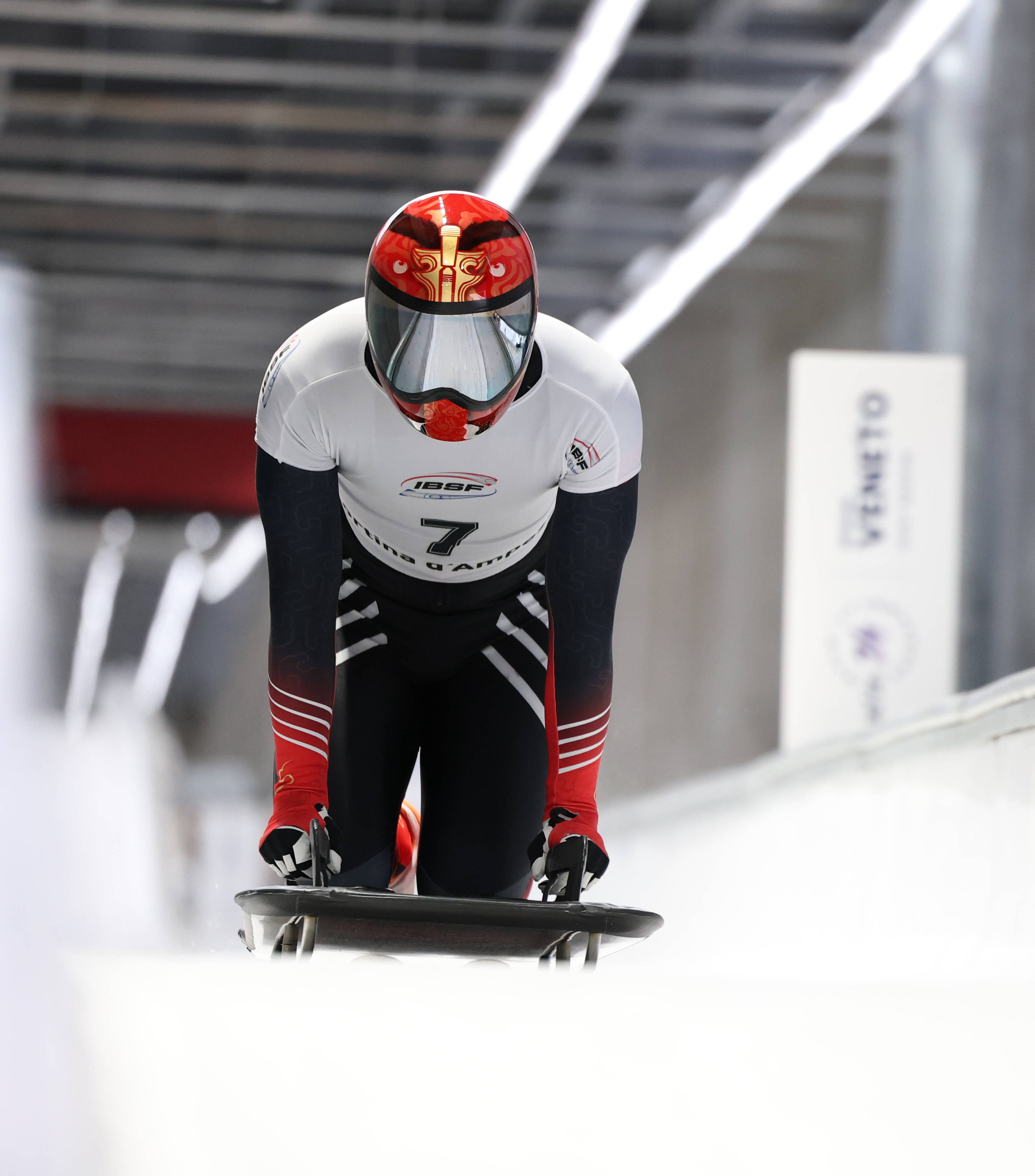 世界杯系列赛科尔蒂纳丹佩佐站钢架雪车男子个人赛：殷正获得季军