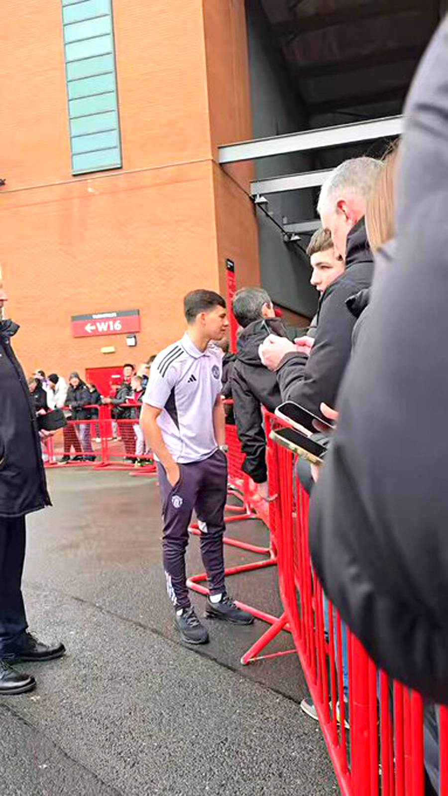 姆贝莫赛后跛行令卡里克忧虑，谢什科有机会首发！曼联福登已伤缺