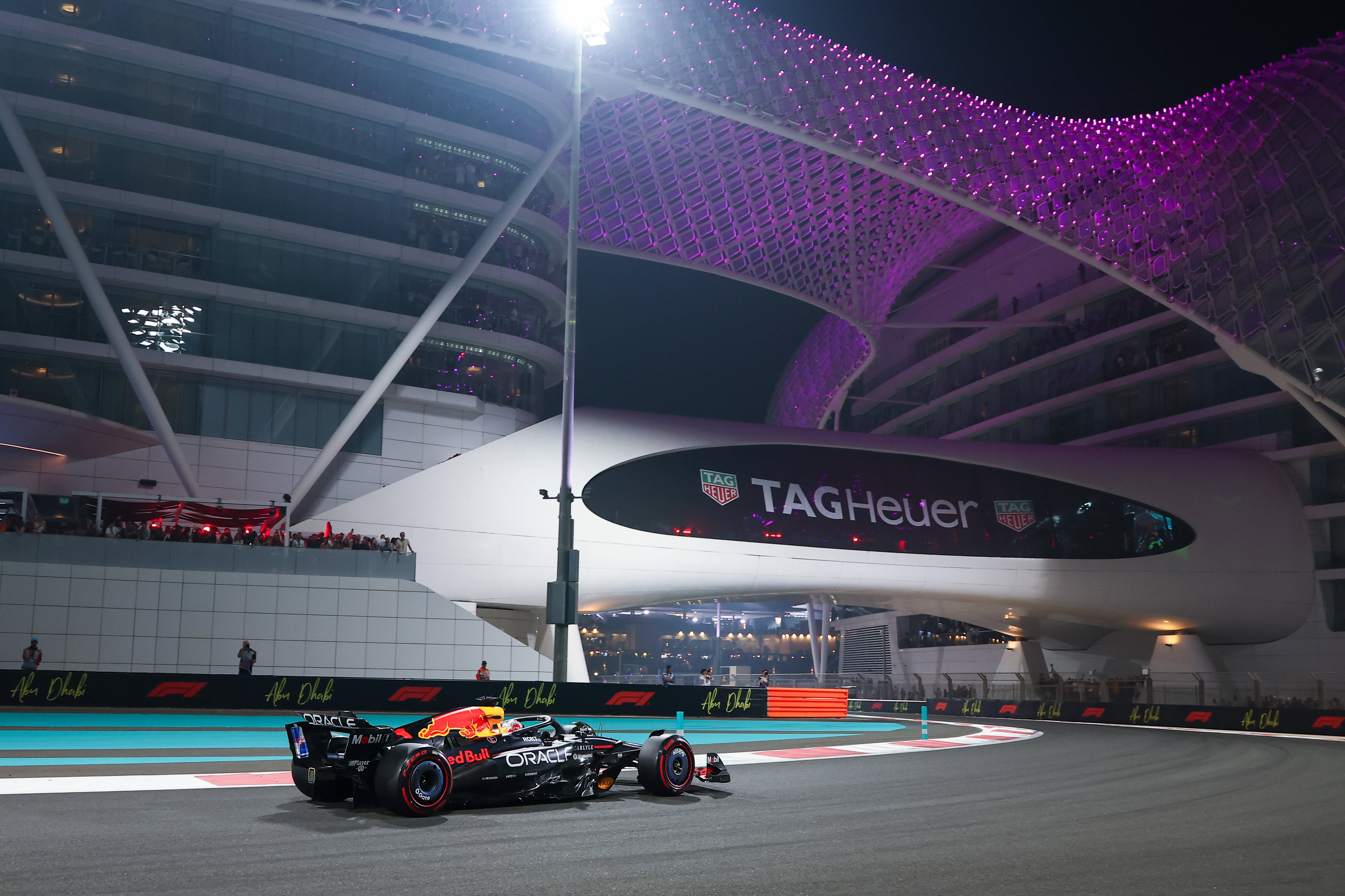 （体育）赛车——F1阿布扎比大奖赛排位赛：维斯塔潘夺得杆位