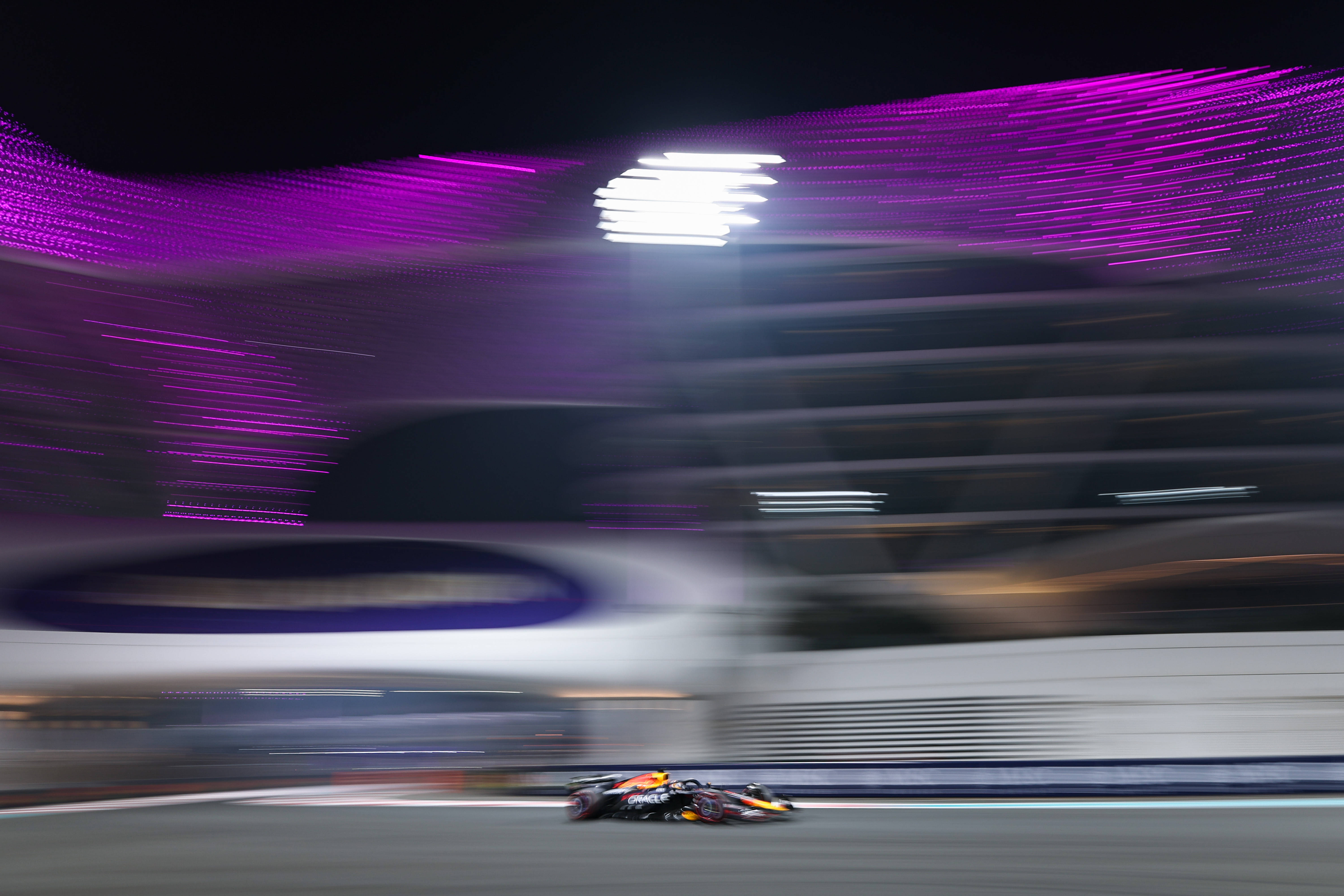 （体育）赛车——F1阿布扎比大奖赛排位赛：维斯塔潘夺得杆位