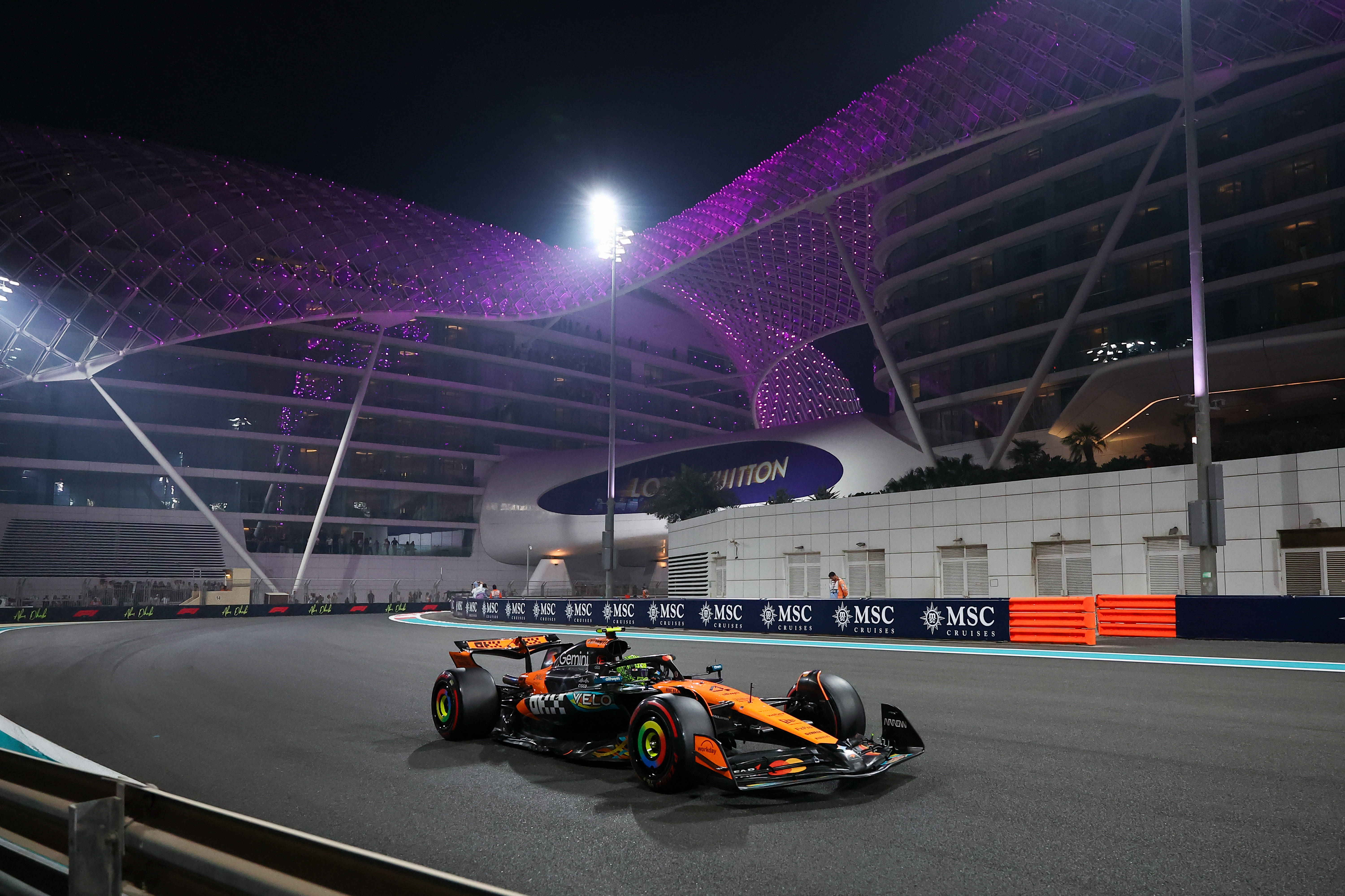 （体育）赛车——F1阿布扎比大奖赛排位赛：维斯塔潘夺得杆位