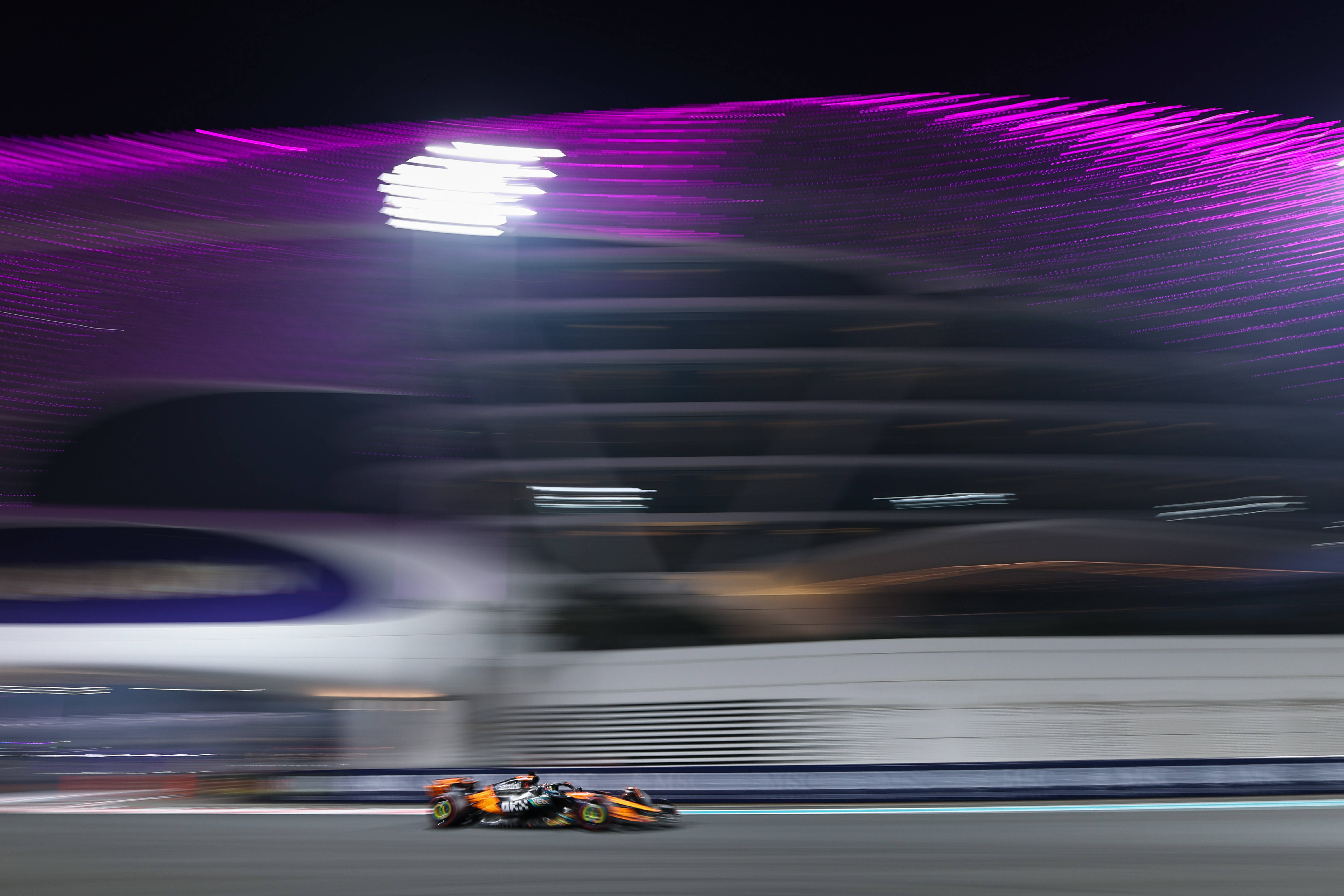 （体育）赛车——F1阿布扎比大奖赛排位赛：维斯塔潘夺得杆位