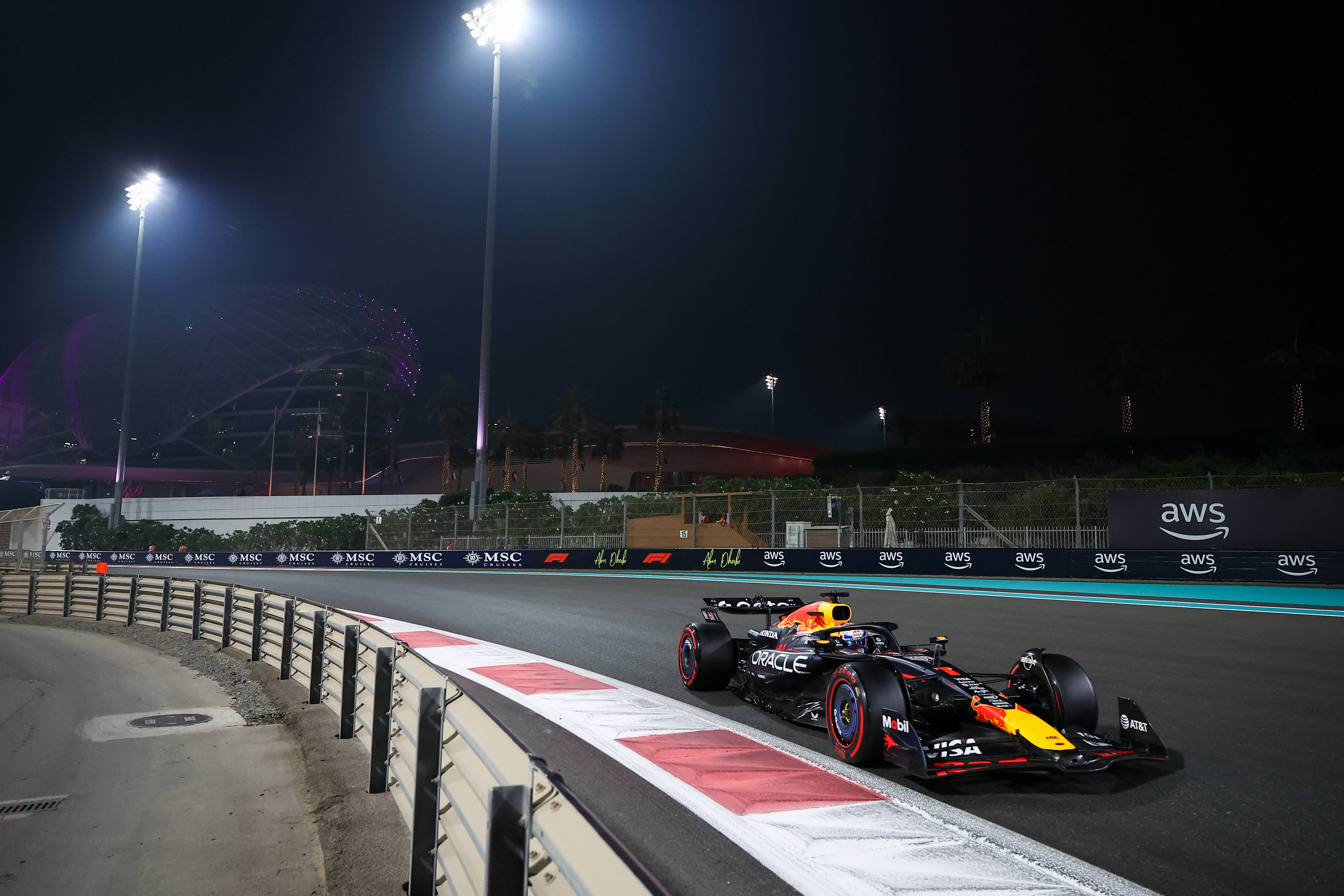 （体育）赛车——F1阿布扎比大奖赛排位赛：维斯塔潘夺得杆位