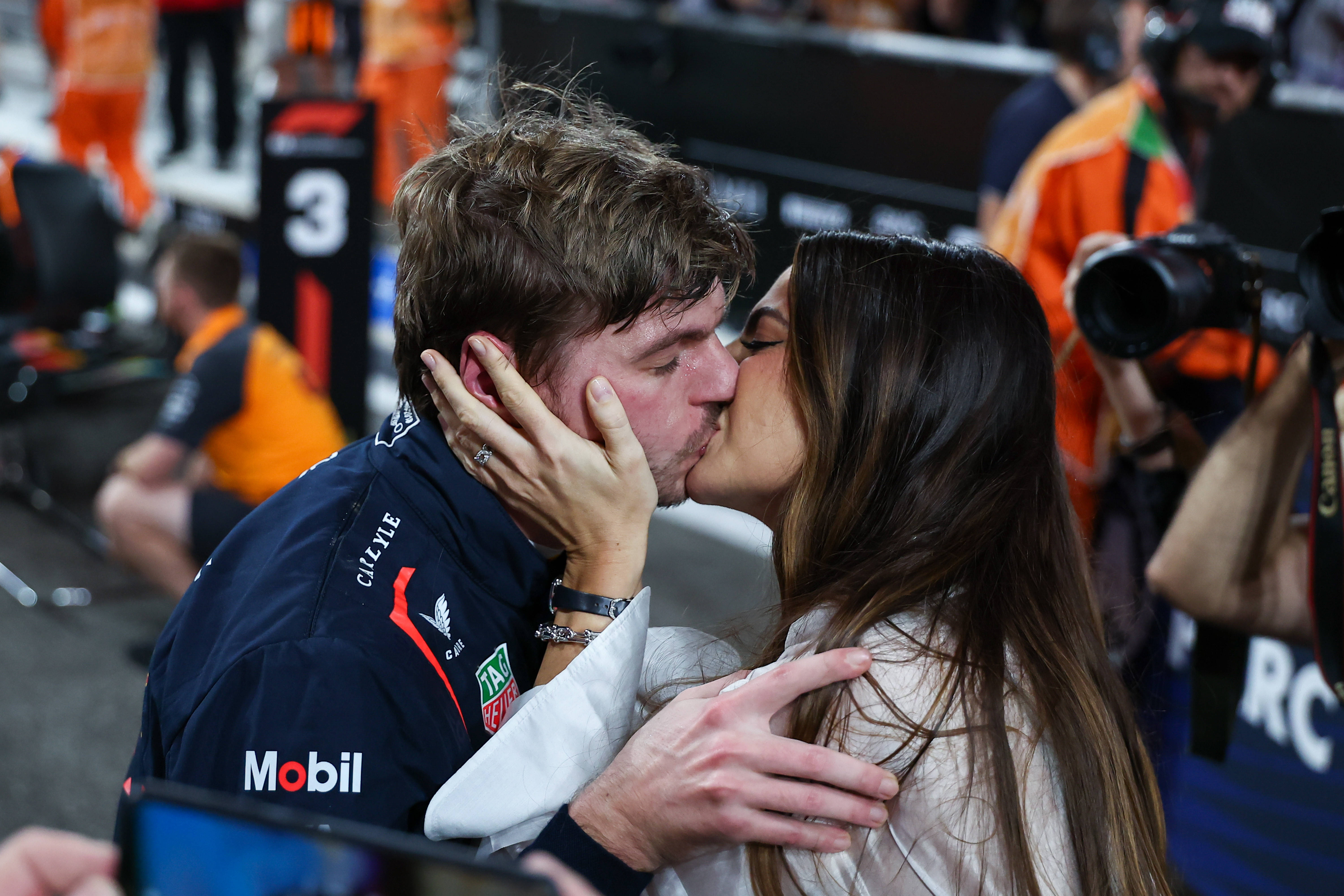 （体育）赛车——F1阿布扎比大奖赛排位赛：维斯塔潘夺得杆位