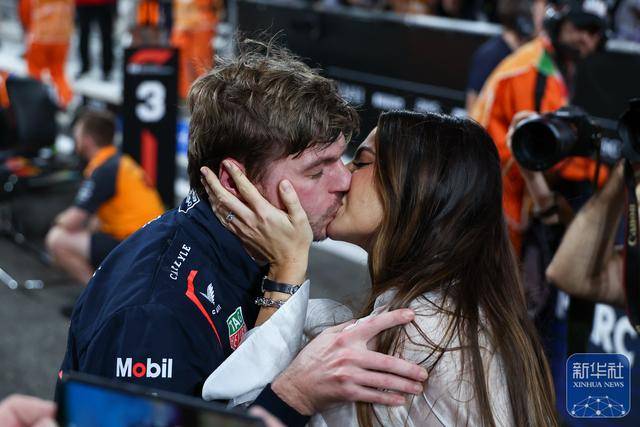 F1 | 布扎比大奖赛排位赛：维斯塔潘夺得杆位