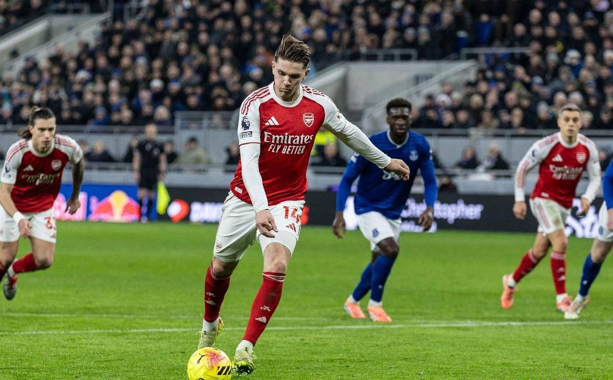 阿森纳1-0小胜埃弗顿 两轮运气加持成功缓解锋线低迷 魔鬼赛程稳守榜首